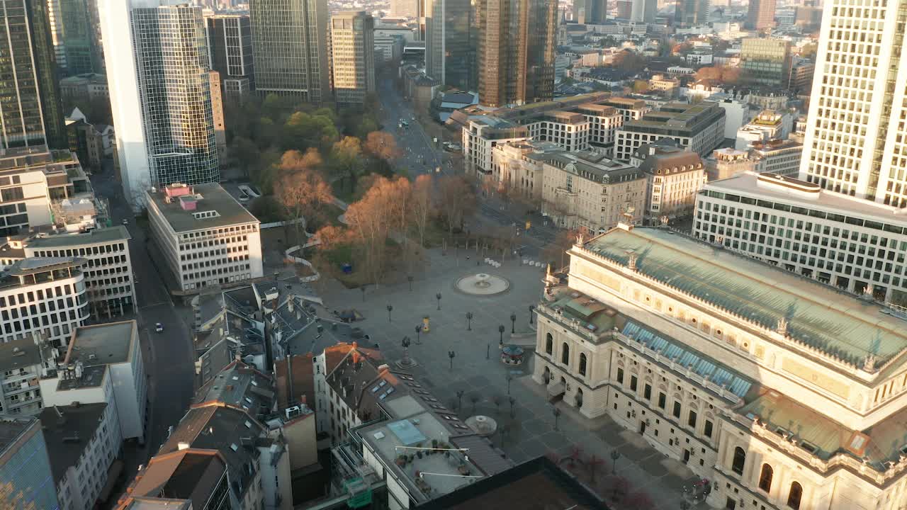 法兰克福Opernplatz向前无人机飞行视频下载