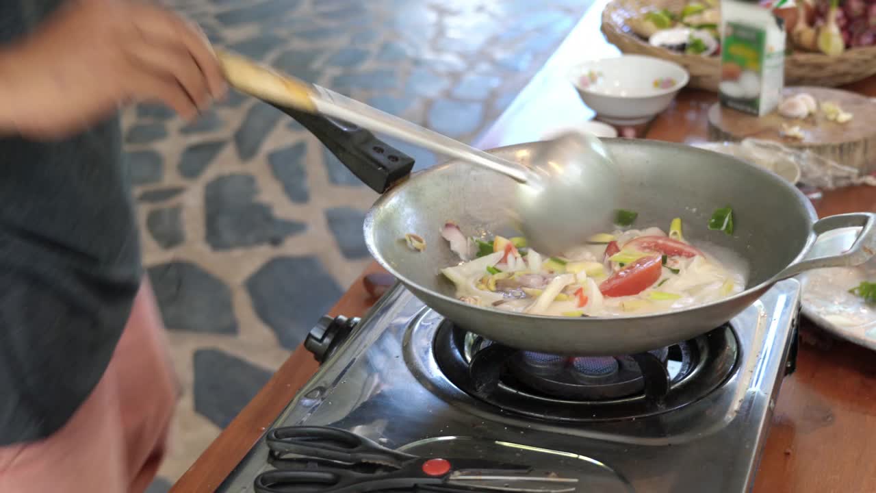 泰国厨师在炒锅里煮汤姆可汤视频下载