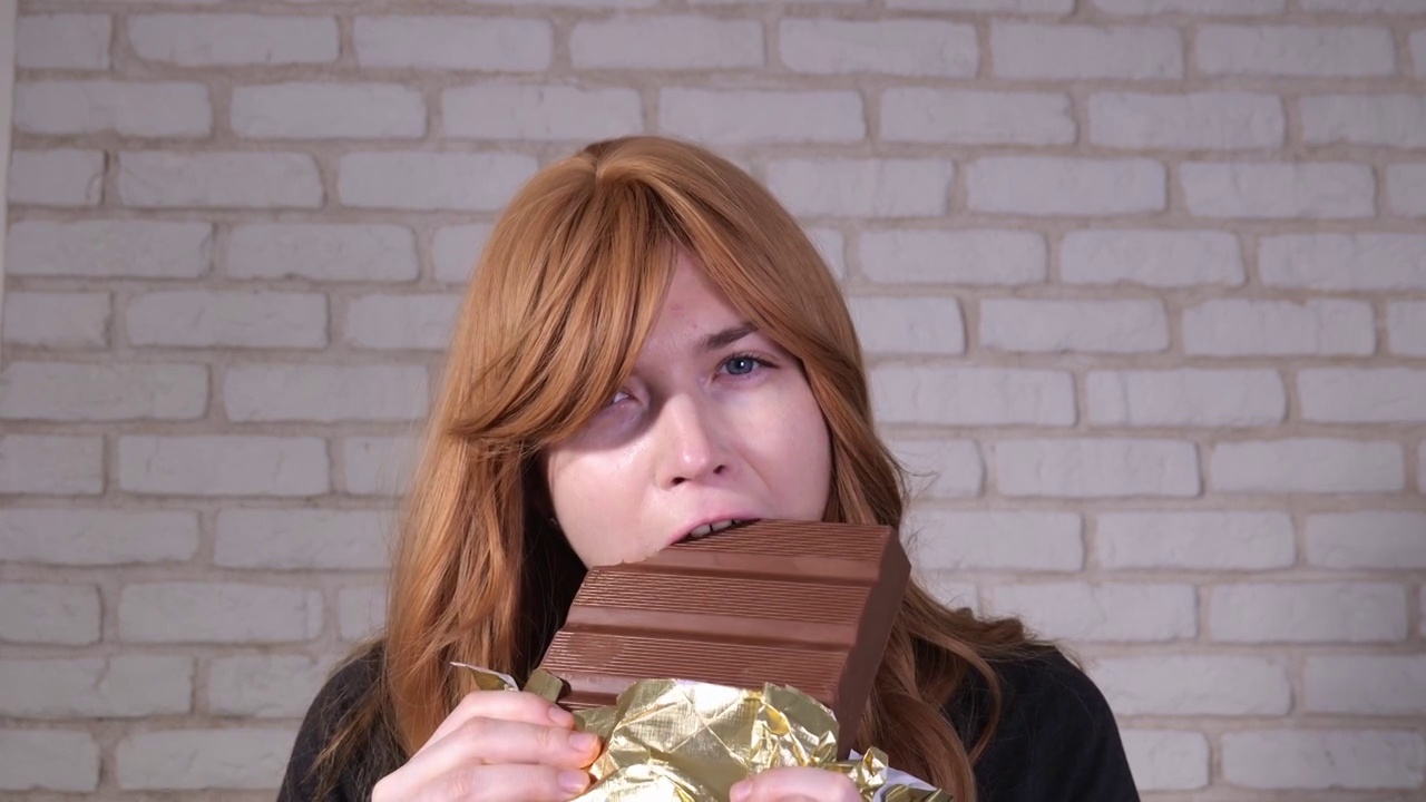 快乐女孩吃巧克力的特写视频素材