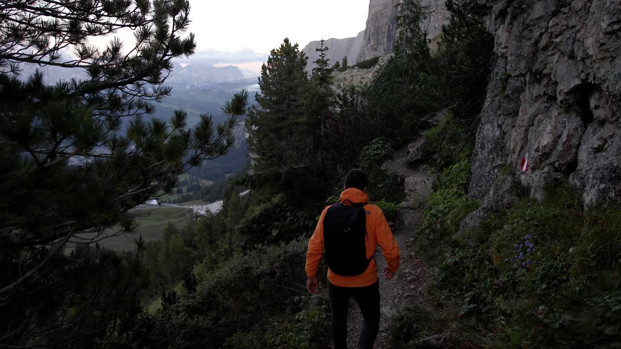 日落时分在白云石山上徒步旅行:孤独的旅行视频下载