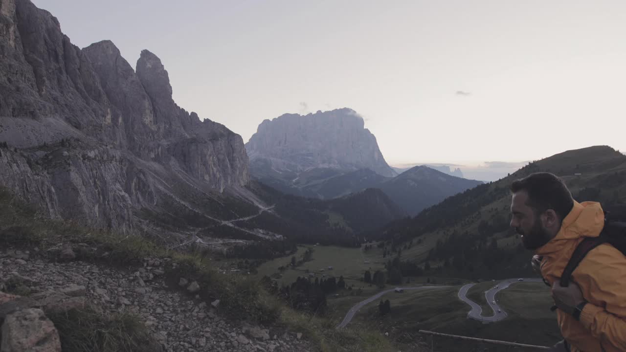 日落时分在白云石山上徒步旅行:孤独的旅行视频素材