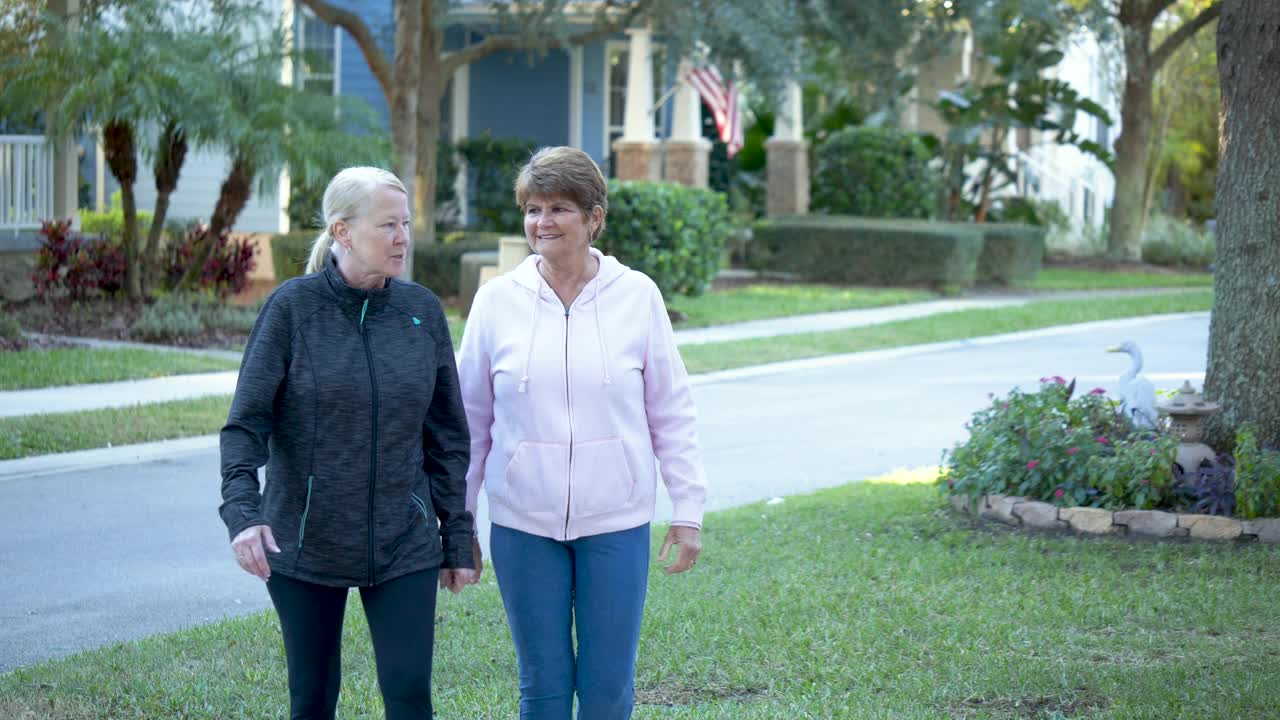 两个年长的女人边走边聊视频素材