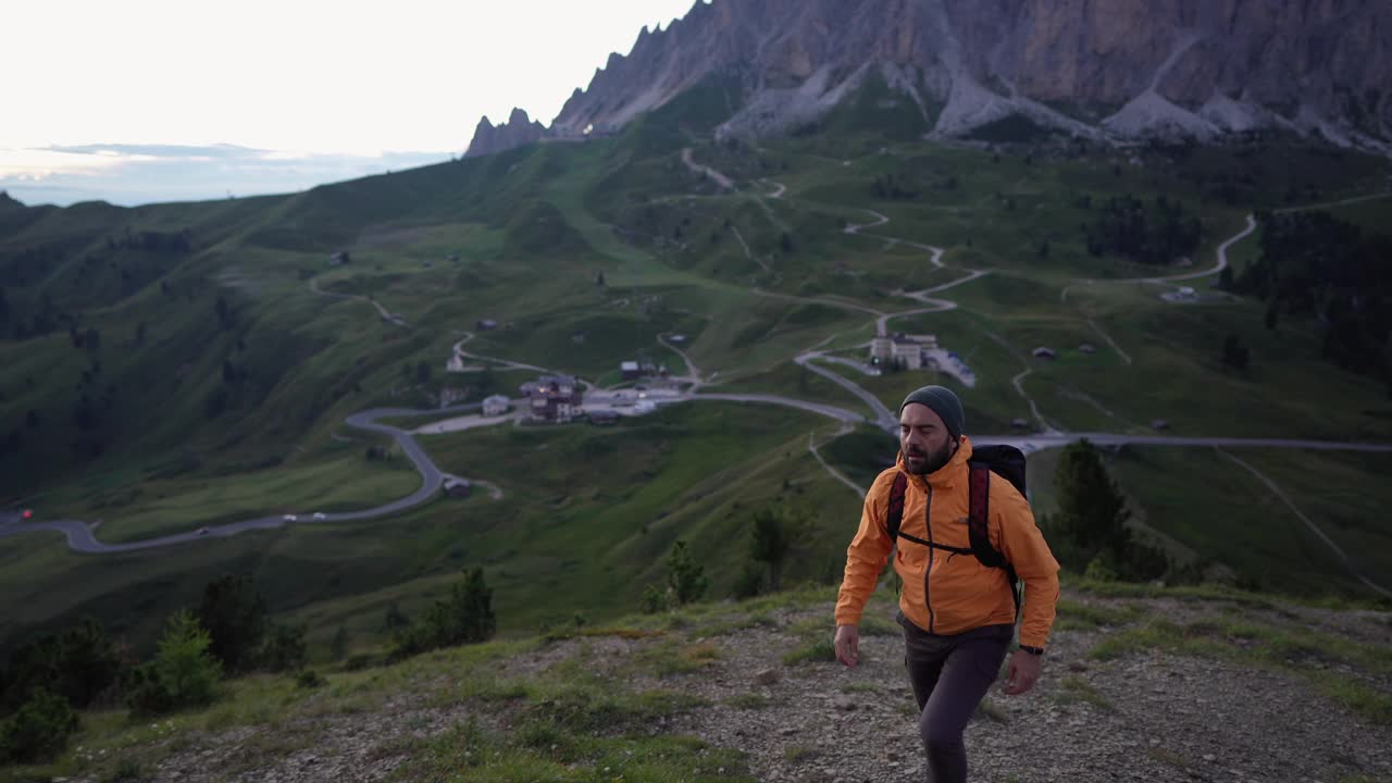 日落时分在白云石山上徒步旅行:孤独的旅行视频下载