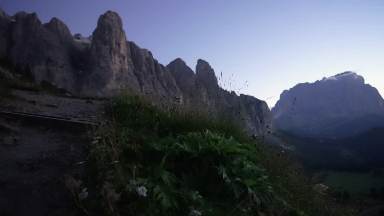 日落时分在白云石山上徒步旅行:孤独的旅行视频素材