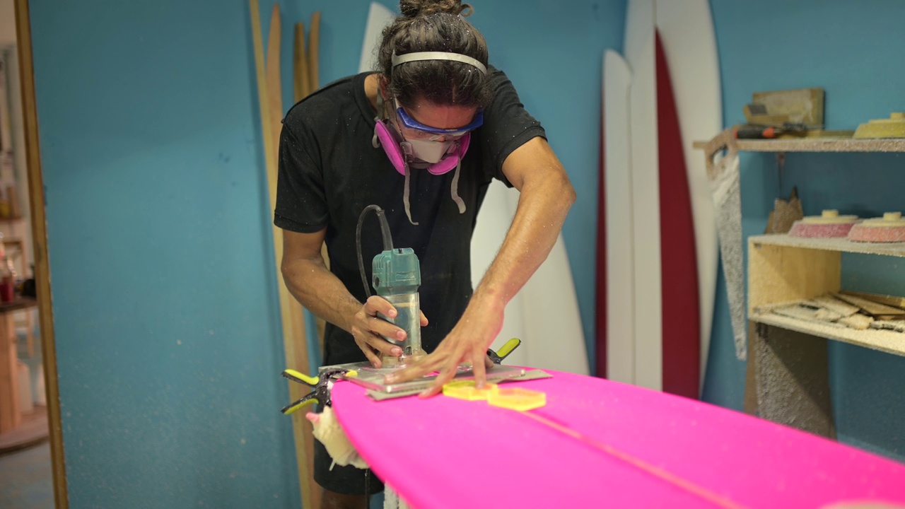 年轻的墨西哥人在工作室制作冲浪板视频下载