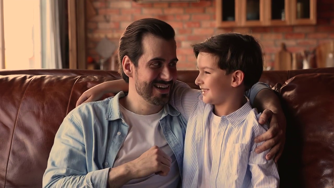 快乐可爱的小男孩与父亲交流。视频素材
