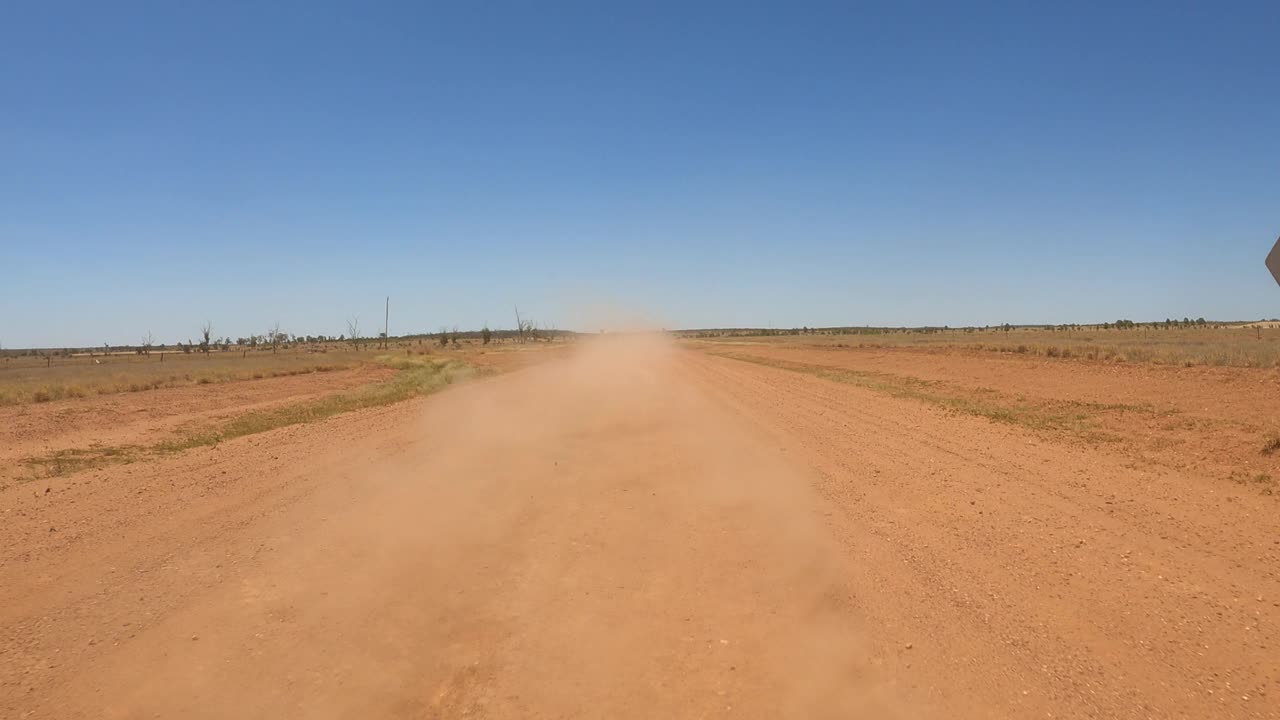 驾驶在尘土飞扬的乡村道路，澳大利亚内陆，后方的汽车视图视频下载