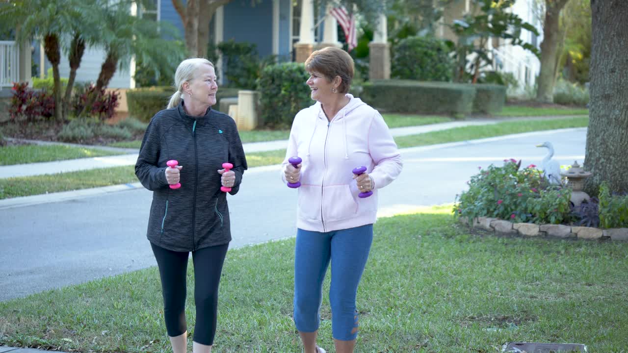 两个老年妇女用哑铃走路视频下载