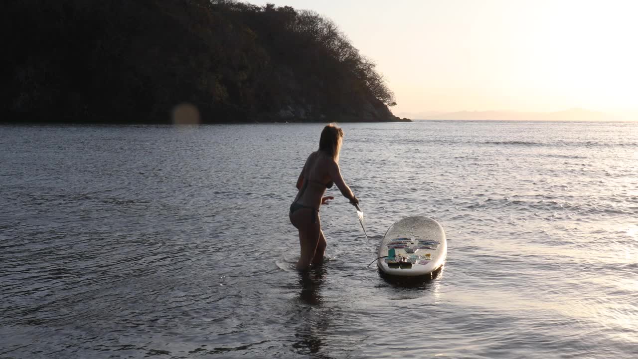 年轻女子站桨板(sup)在公海上视频素材