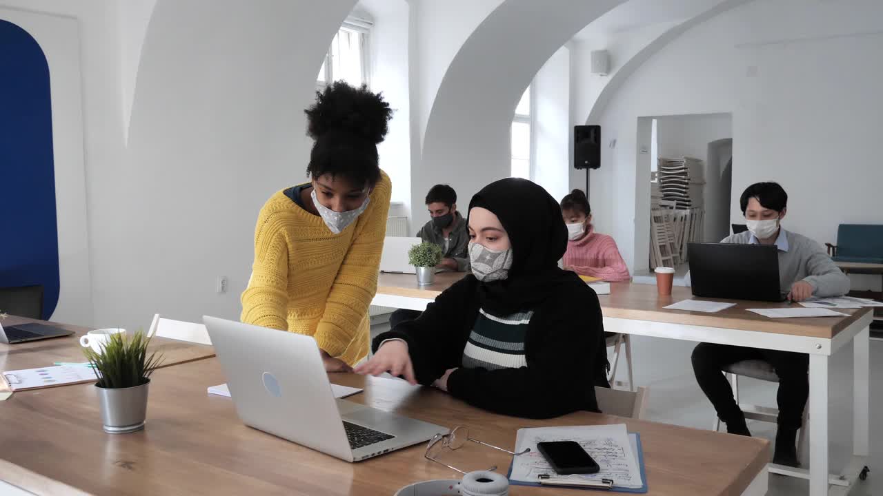 中东和非洲裔美国妇女参加在线商务会议视频素材