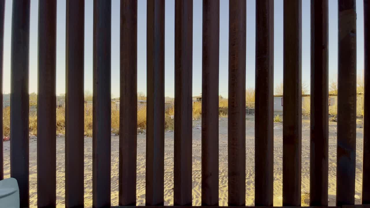 新墨西哥州桑兰公园的国际边界墙，看阿纳普拉奇瓦瓦港视频下载