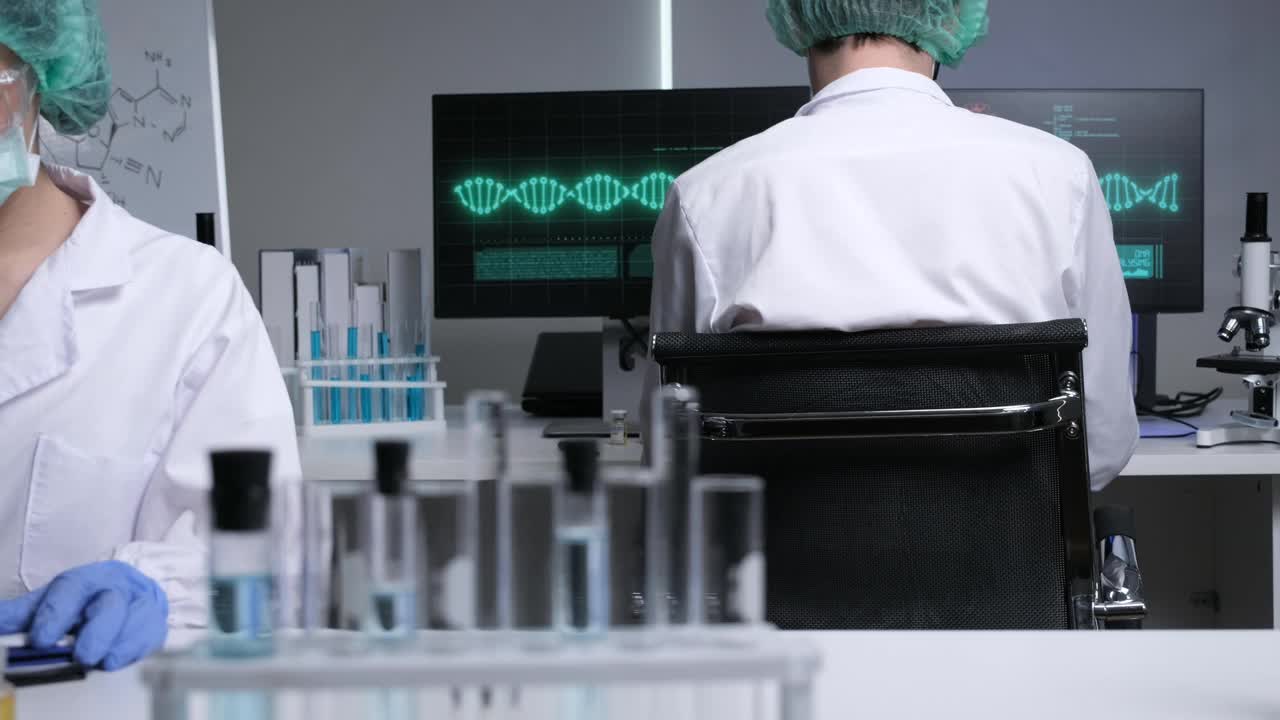 科学家研究人员正在实验室测试疫苗样本。视频素材