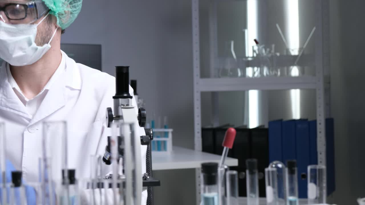 科学家研究人员正在实验室测试疫苗样本。视频素材
