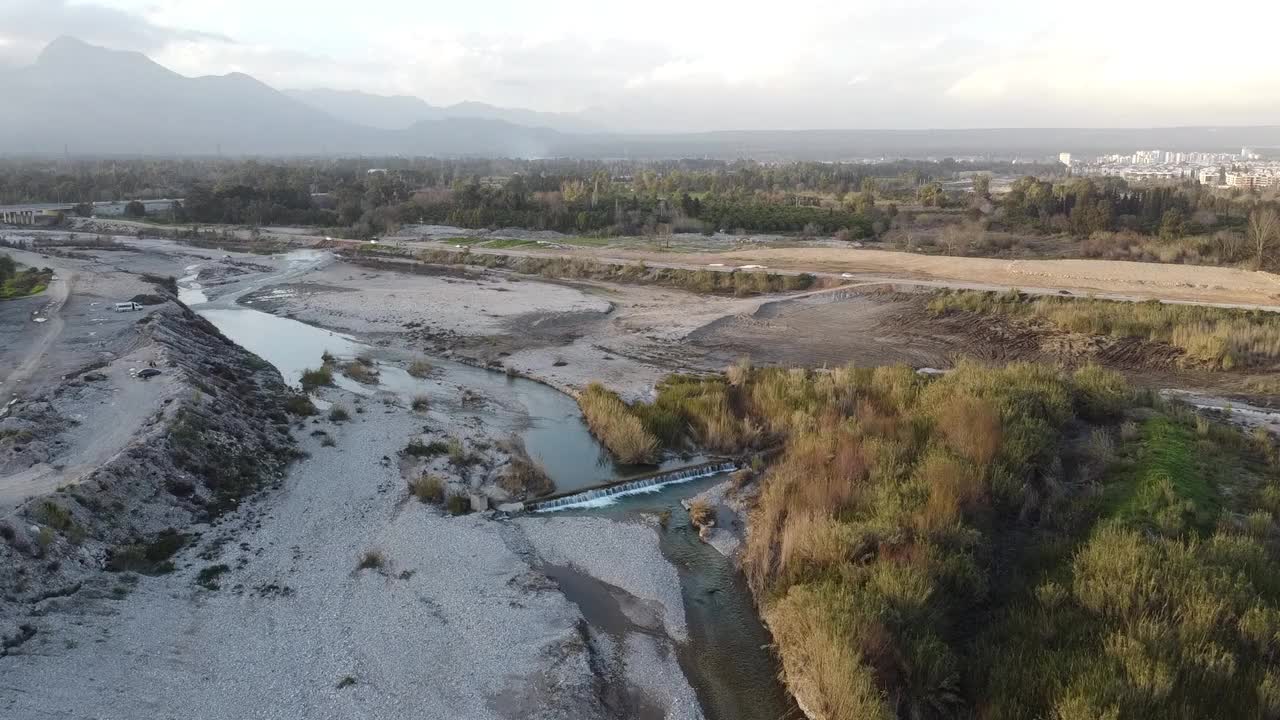 带着无人机在河床上向前飞行。视频素材