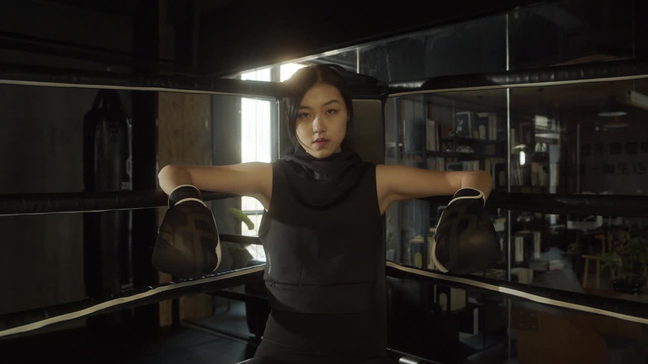 十几岁的女孩训练拳击与沙袋股票视频视频素材