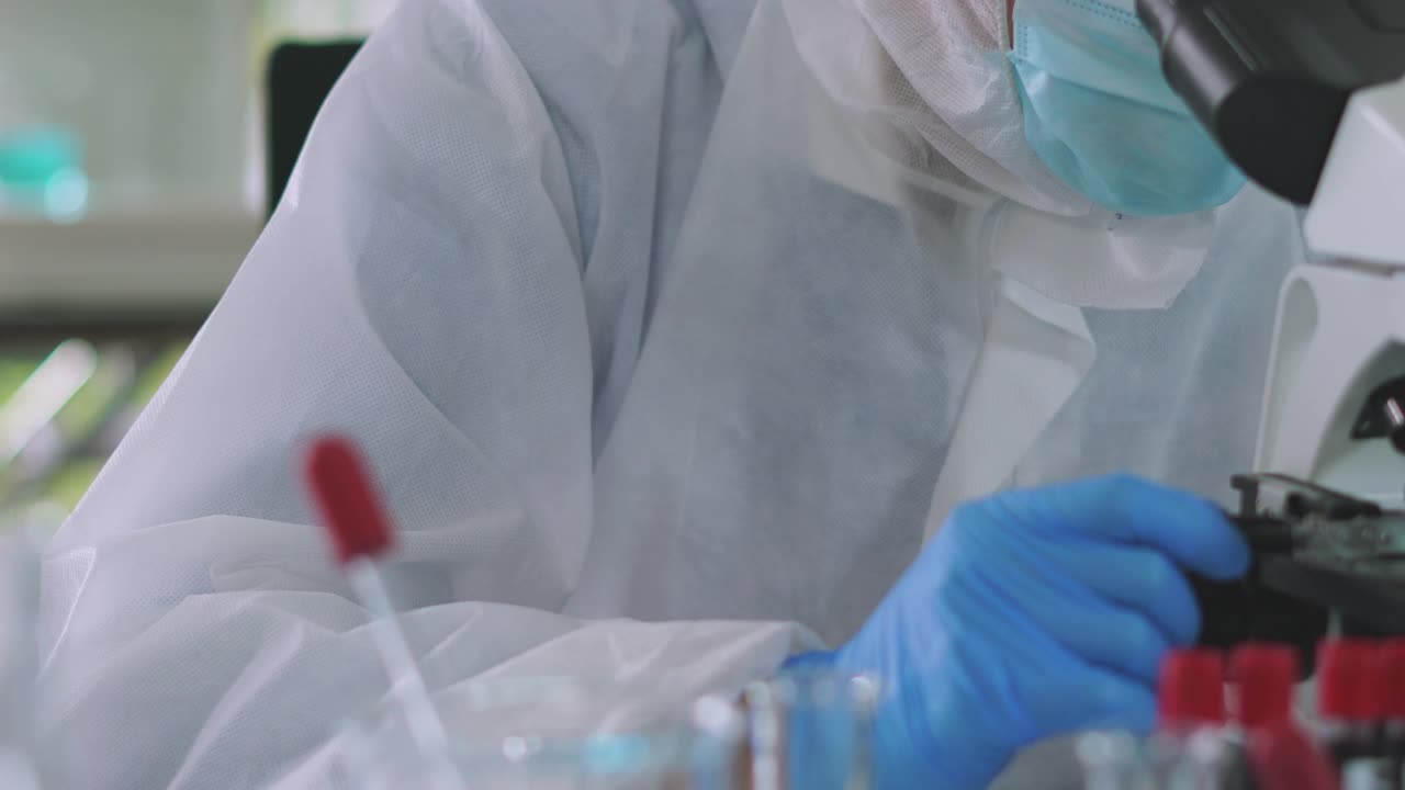 冠状病毒COVID - 19疫苗在实验室倾斜注射视频下载