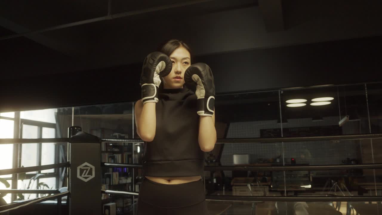 十几岁的女孩训练拳击与沙袋股票视频视频素材