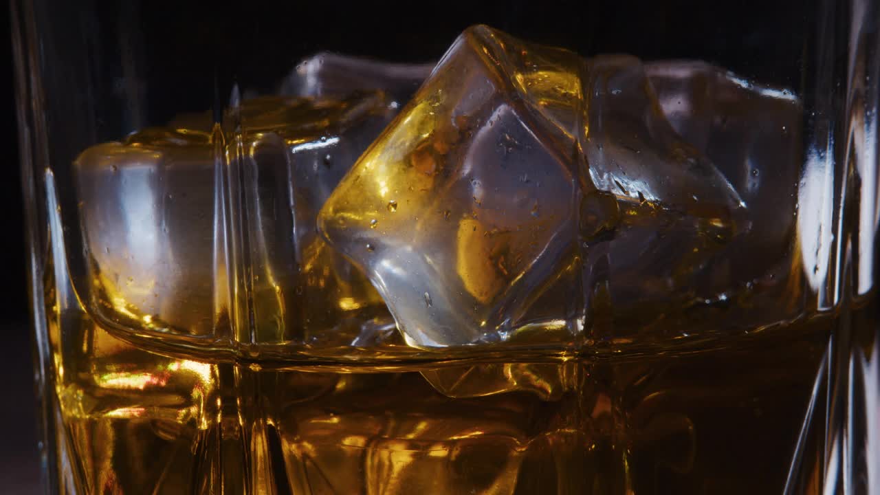 加冰的苏格兰威士忌视频素材