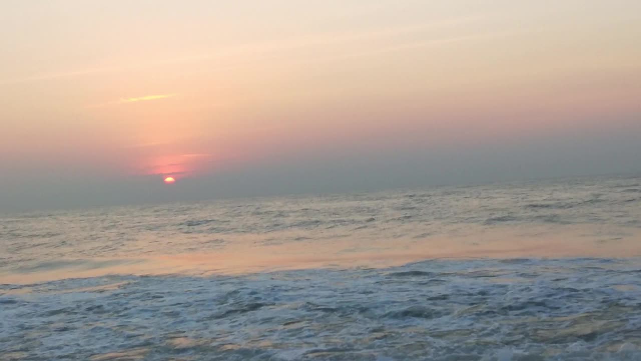 海面上的日落。金色的夕阳和黄色的阳光。视频素材