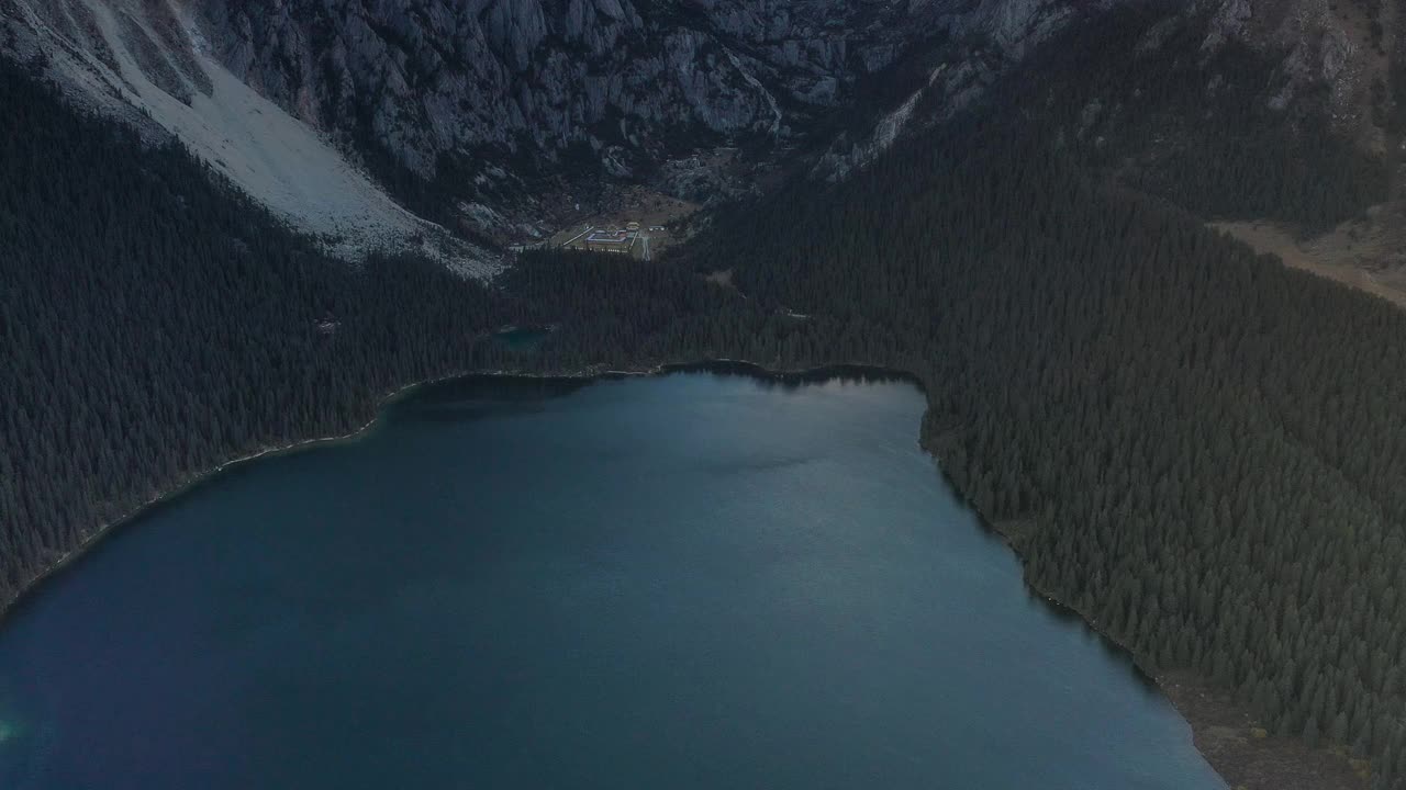 湖的尽头是一座藏传佛教寺庙视频下载