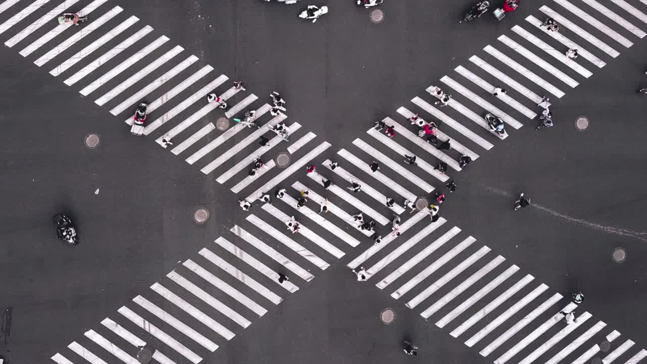 无人机视角的城市街道十字路口视频下载