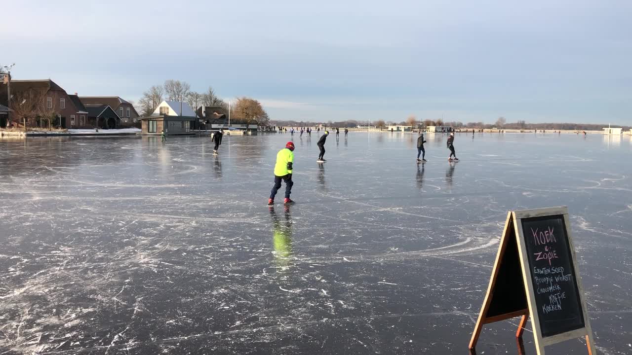 情人节在荷兰南部的Vennemeer湖上滑冰视频下载