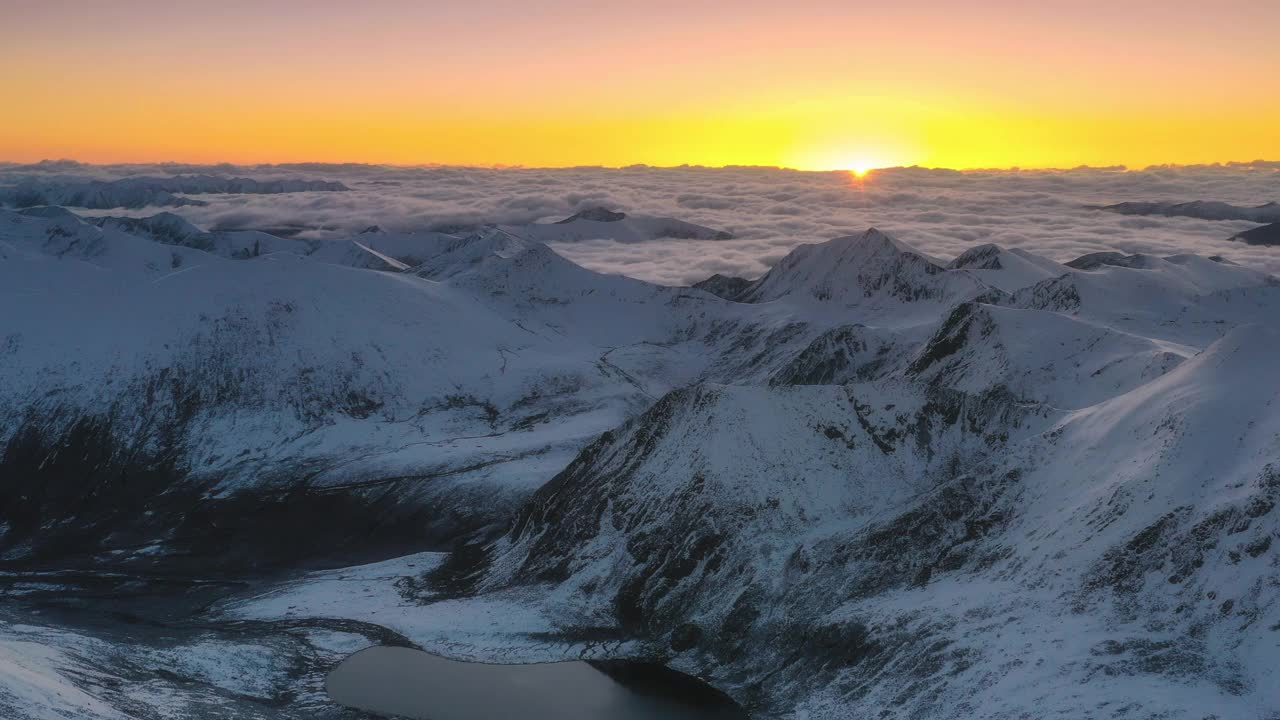 随着太阳的升起，一个黑色的湖静静地躺在一座雪山的怀抱里视频素材