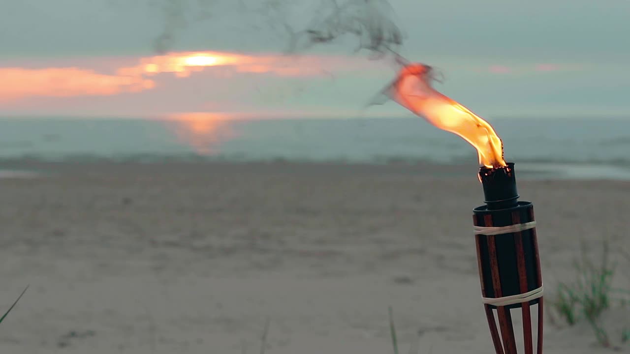 在海滩上燃烧的竹火炬视频下载