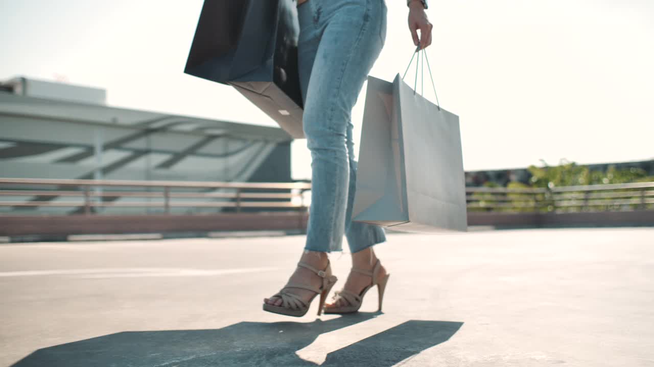自信的女人走在购物中心购物袋视频素材