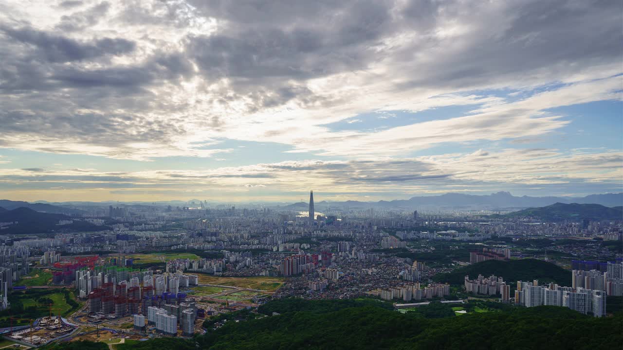 韩国首尔，韩江/松帕谷，乐天世界大厦的白天到晚上的风景视频素材