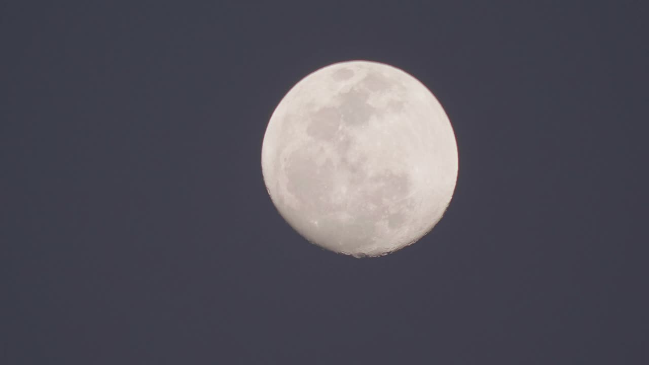 4K近距离拍摄夜空中的满月。视频下载