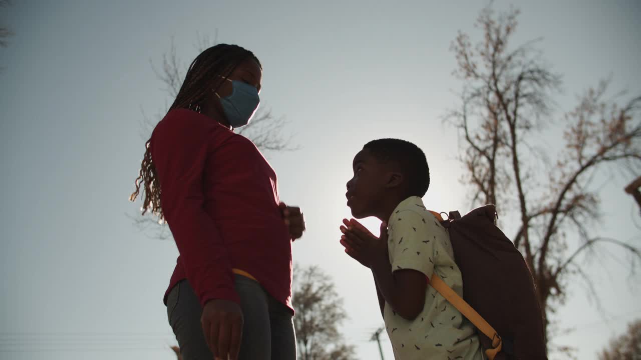 母亲和儿子在上学前戴上了面具视频下载