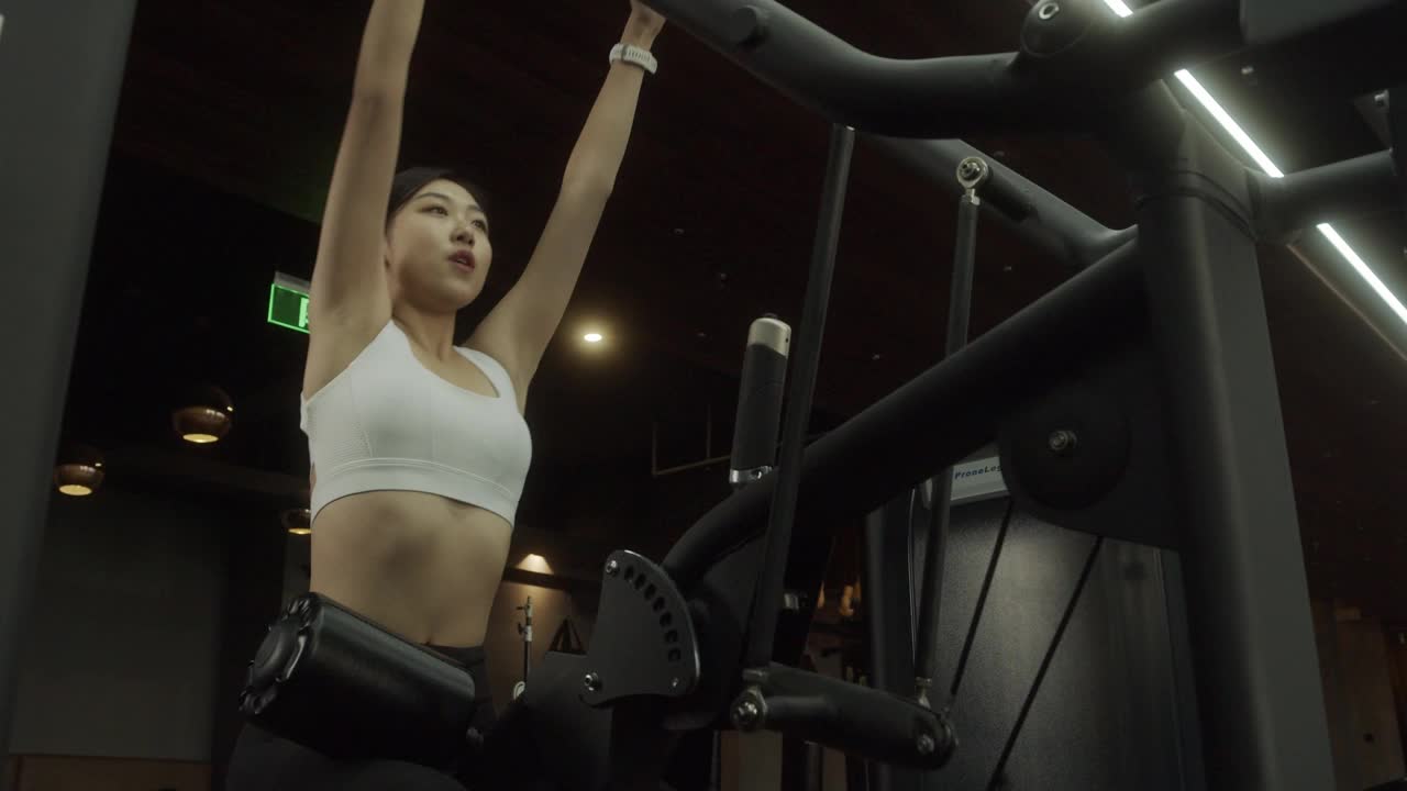 亚洲女孩在健身房做力量训练视频素材
