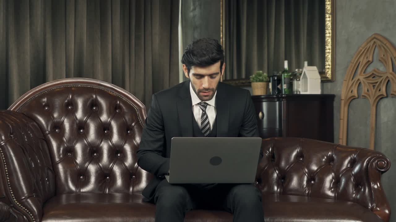 悲伤的中东商人，CEO人晚上在家工作到很晚，思考电脑笔记本电脑的问题，在隔离中遭受抑郁症。负的。视频素材