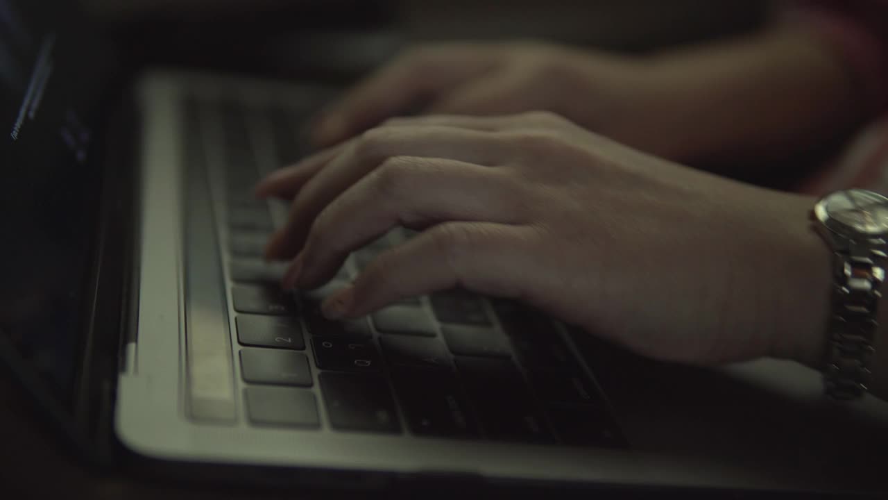 女性手打字笔记本电脑。视频素材