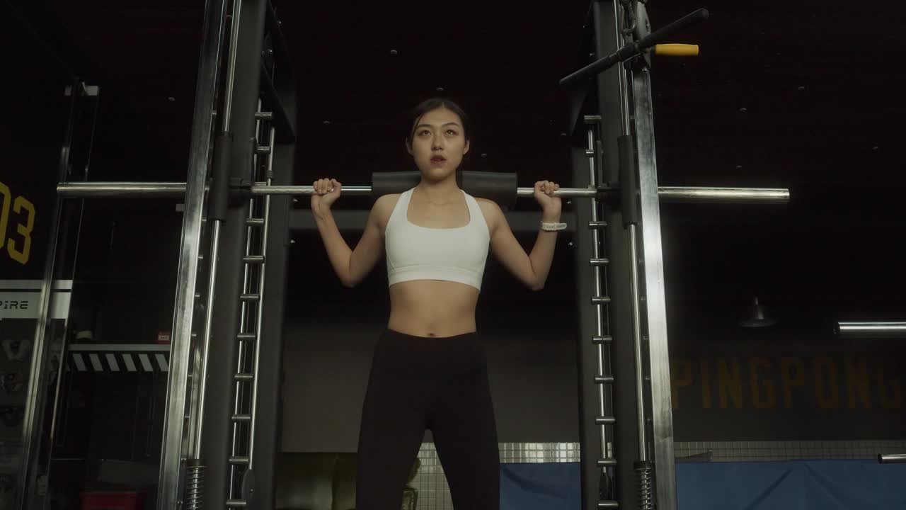 亚洲女孩在健身房做力量训练视频素材