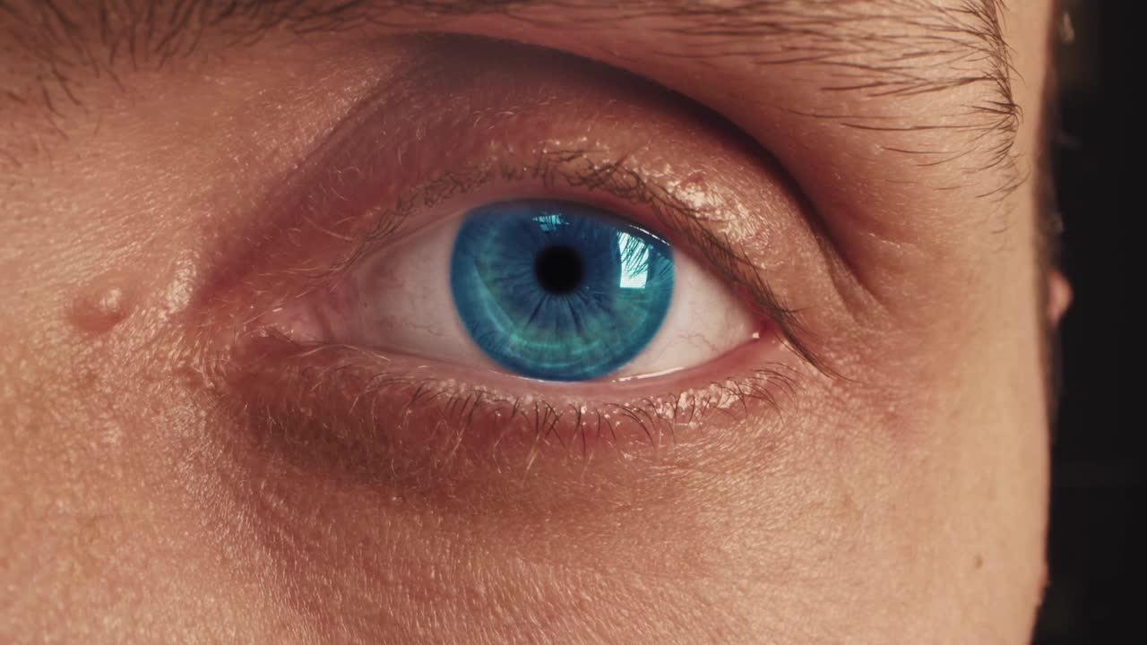 近距离拍摄的眼睛开放与美丽的蓝色虹膜。视力健康的概念。视频素材