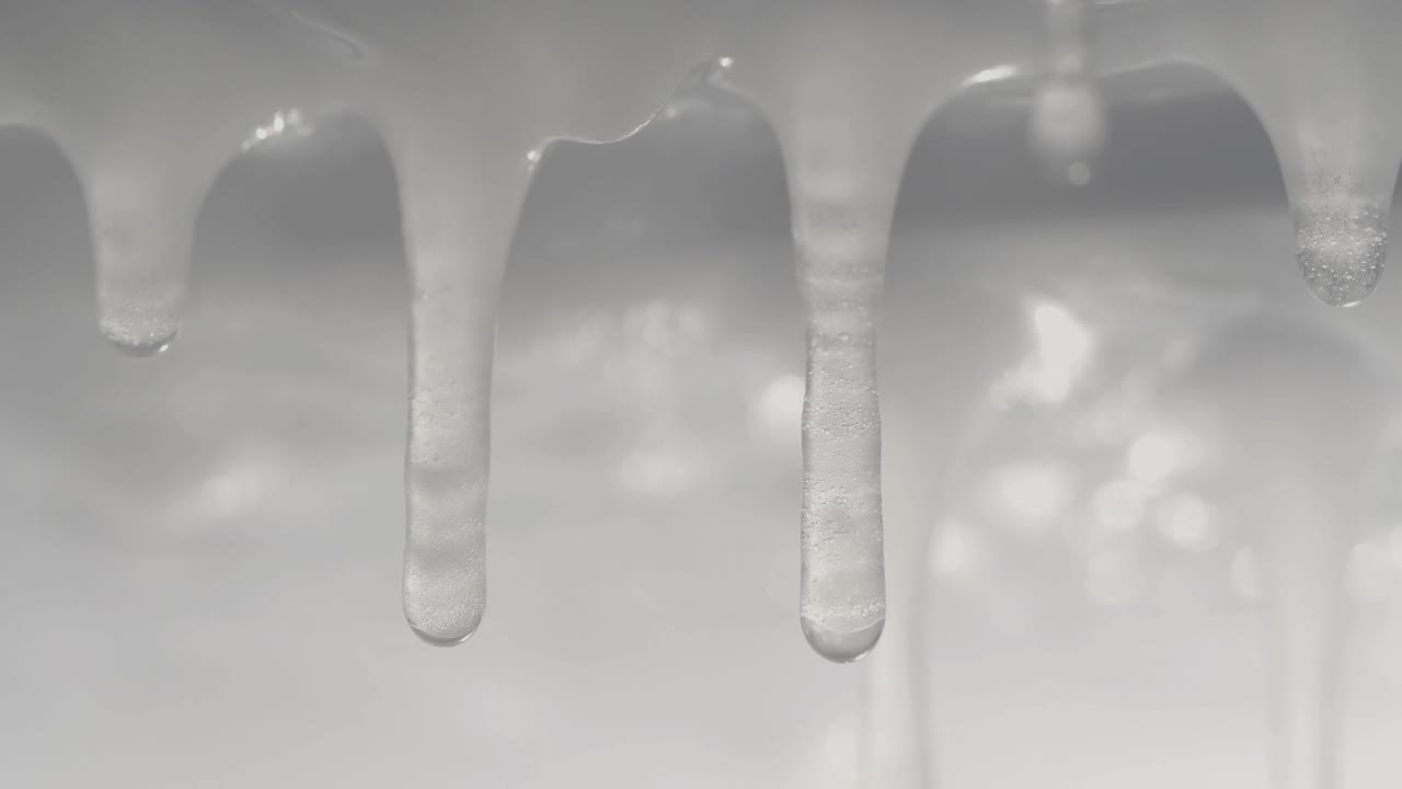 白色背景上融化的冰柱的特写视频素材