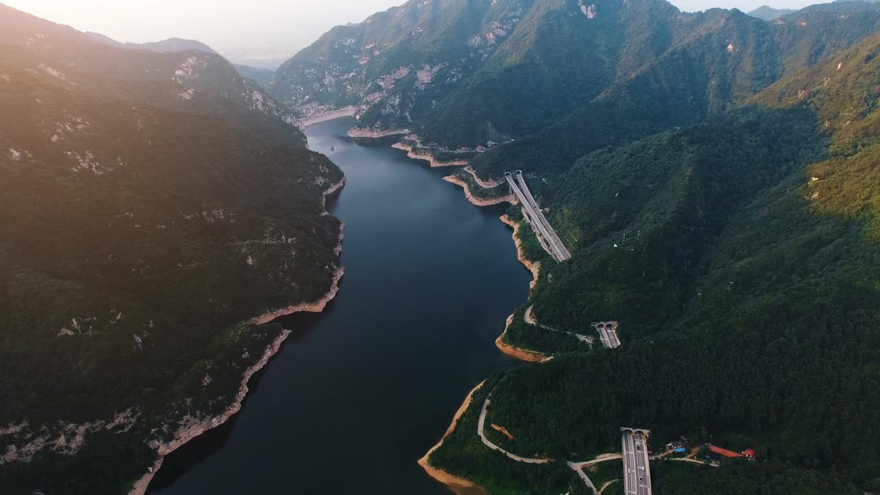 中国陕西秦岭高速公路的航拍视频下载