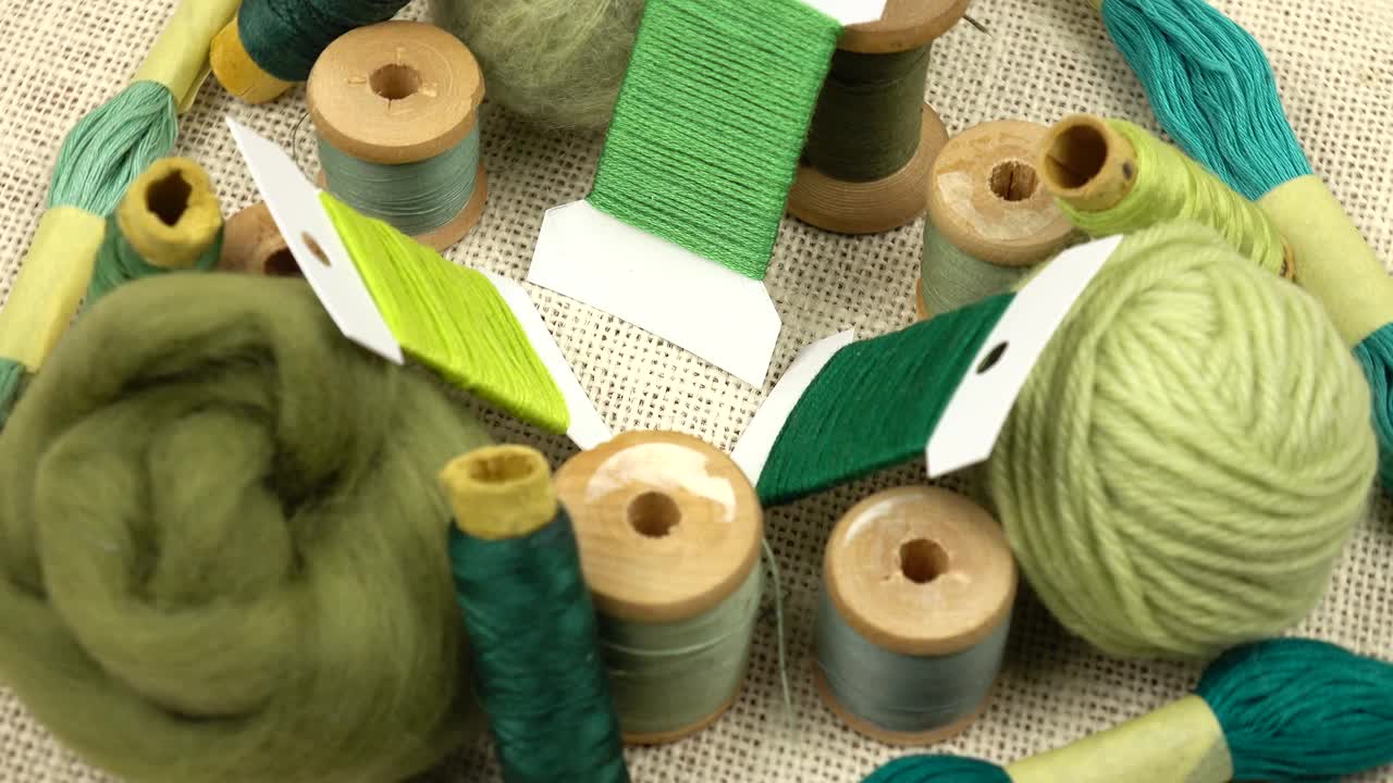用于缝纫、刺绣、毡制和编织的绿色线和纱线视频素材