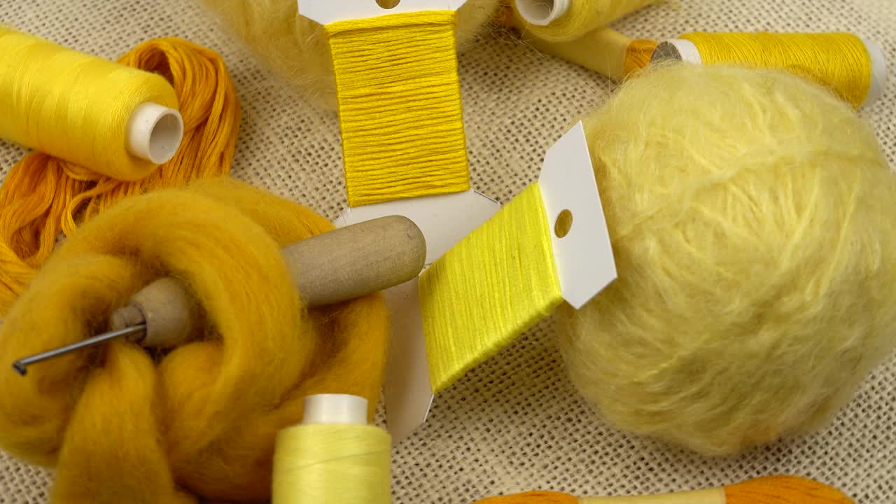 用于缝纫、刺绣、毡制和针织的黄色线和纱线，视频素材