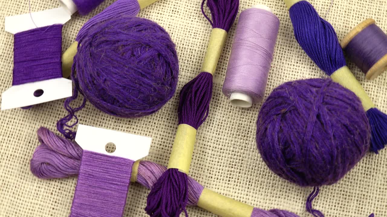 用于缝纫、刺绣和编织的紫色线和纱线视频素材