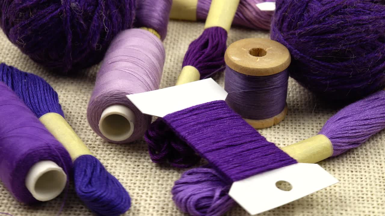 用于缝纫、刺绣和编织的紫色线和纱线视频素材