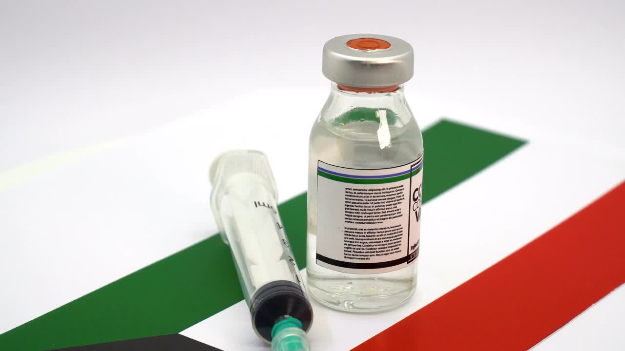 COVID-19疫苗和带有科威特国旗的注射器视频下载