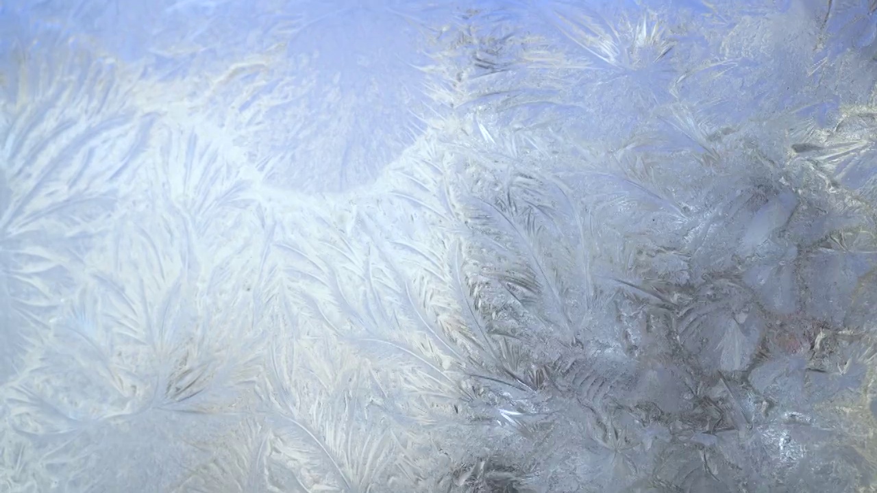 玻璃上抽象的霜纹，窗户上的背景纹理视频素材