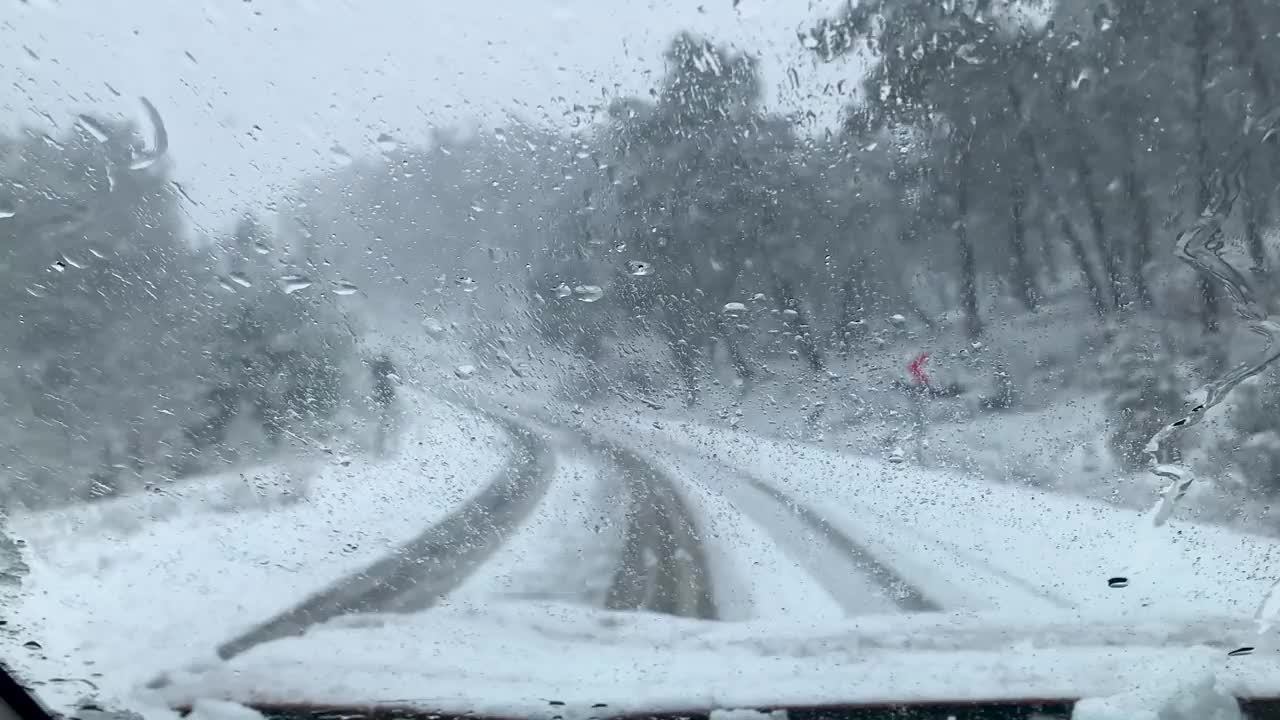 在雪山路上开车，司机的观点视频素材