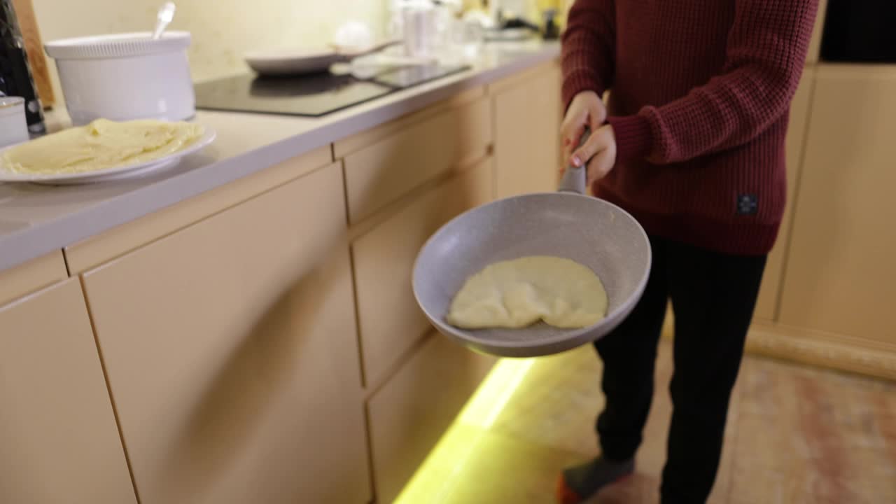 小男孩在厨房里煎薄饼视频下载