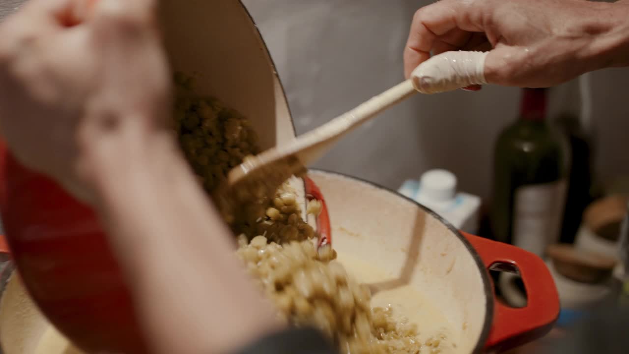 做咖喱扁豆的女人视频素材