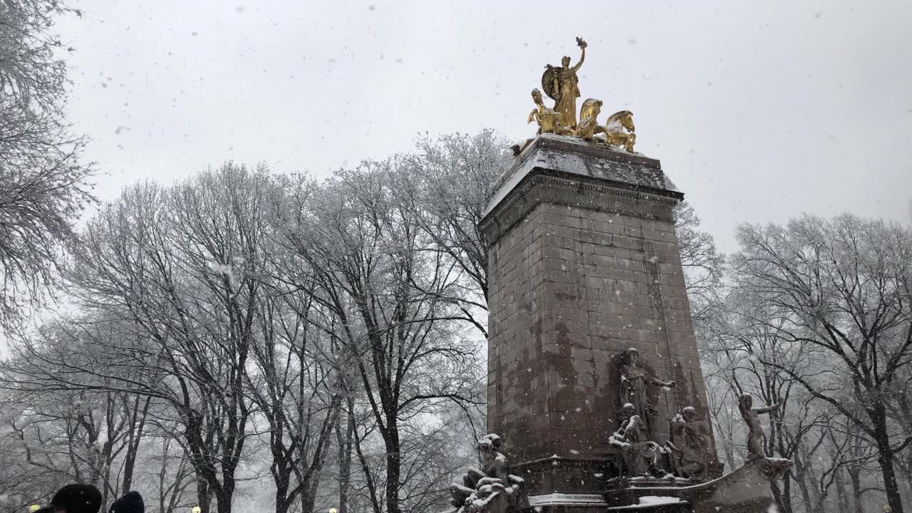 冰雪覆盖的中央公园-缅因号航空母舰国家纪念碑视频素材