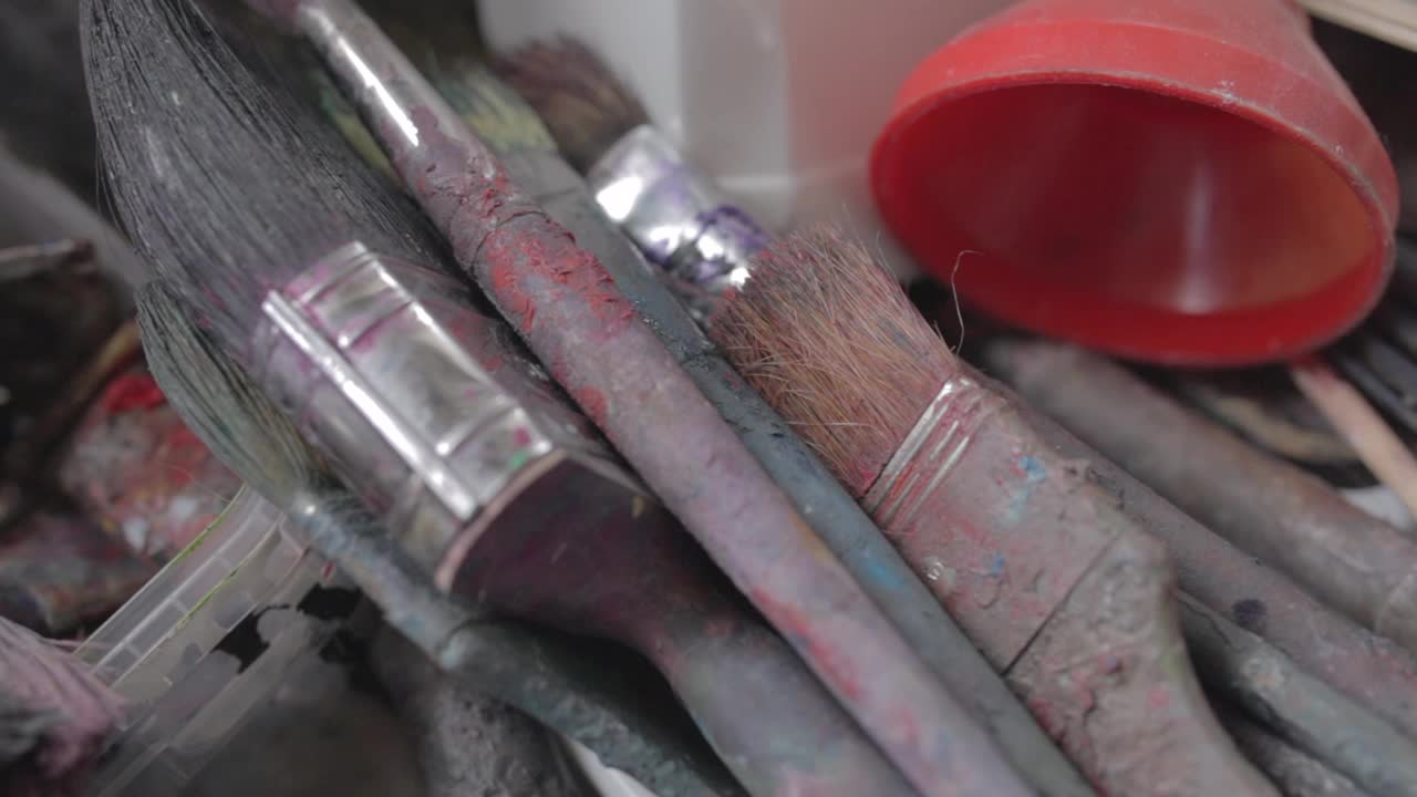 近距离的画家笔刷，拍摄微距镜头笔刷绘画艺术视频下载